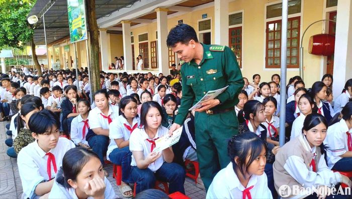 Cán bộ Đồn Biên phòng Môn Sơn tuyên truyền, phổ biến pháp luật cho học sinh lớp 9. Ảnh: Hải Thượng