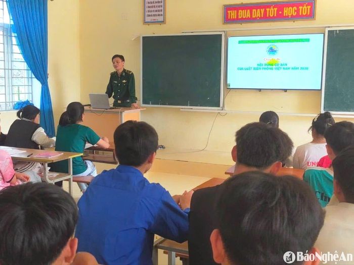 Đồn Biên phòng Ngọc Lâm (Thanh Chương) tổ chức tuyên truyền, phổ biến pháp luật cho học sinh lớp 9. Ảnh: Hải Thượng