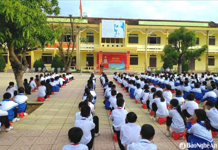 Đồn Biên phòng Quỳnh Phương tuyên truyền, phổ biến pháp luật cho học sinh THCS. Ảnh: G.H