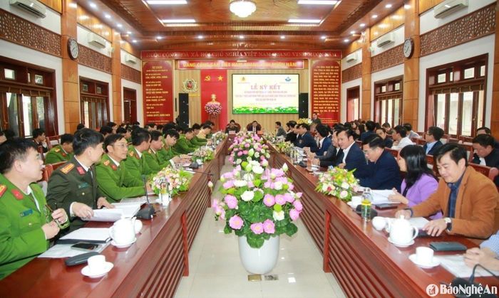 Toàn cảnh lễ ký kết xây dựng, triển khai mô hình “Giáo dục ý thức chấp hành pháp luật và kỹ năng sống trong các trường học” giữa Công an tỉnh và Sở GĐ&amp;ĐT Nghệ An. Ảnh tư liệu Phạm Thủy