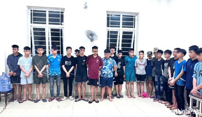 Các đối tượng bị bắt giữ trong vụ việc xô xát dẫn tới bắn bể 3 tấm kính cường lực của 3 quán coffe tại Trung tâm Thương mại Vinh Center xảy ra ngày 3/6. Ảnh tư liệu: Văn Hậu