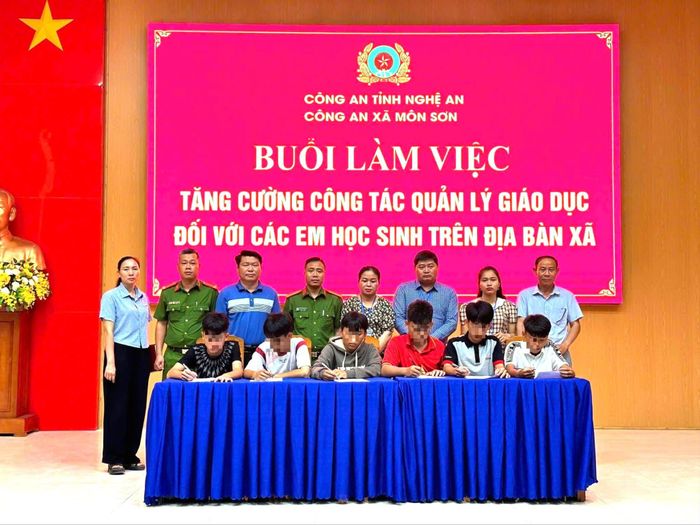 Công an xã Môn Sơn (Con Cuông) tổ chức làm việc với giáo viên, phụ huynh về tăng cường công tác quản lý giáo dục đối với con em trên địa bàn xã. Ảnh: CAMS