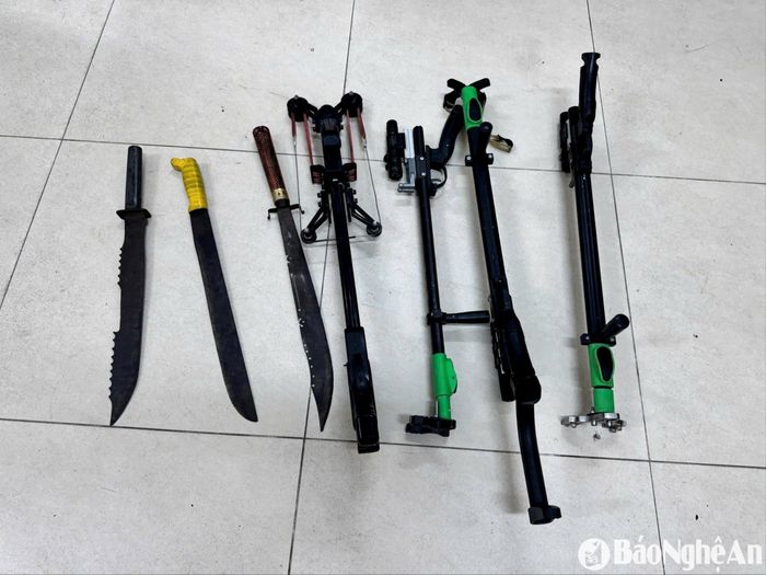Tang vật cơ quan Công an thu và tạm giữ trong vụ việc xô xát xảy ra giữa 2 nhóm đối tượng ngày 3/6/ 2025. Ảnh tư liệu: Văn Hậu
