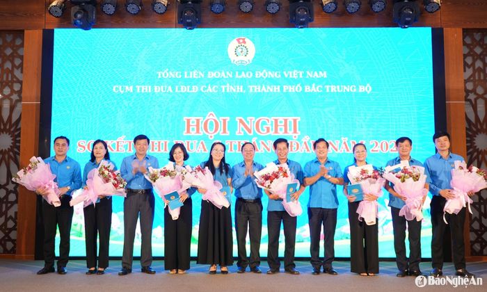 Tặng hoa chúc mừng, chia tay các đồng chí thường trực chuyển công tác và nghỉ hưu theo chế độ. Ảnh: Diệp Thanh