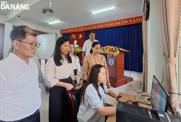 Phó Chủ tịch UBND thành phố Nguyễn Thị Anh Thi kiểm tra các phòng chức năng phục vụ công tác thi tại Trường THCS & THPT Nguyễn Khuyến. Ảnh: THU HÀ.