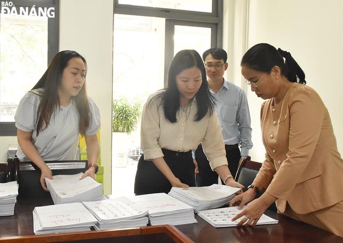 Phó Chủ tịch UBND thành phố Nguyễn Thị Anh Thi (ngoài cùng, bên phải) kiểm tra tại điểm Trường THPT Phan Châu Trinh. Ảnh: THU HÀ.