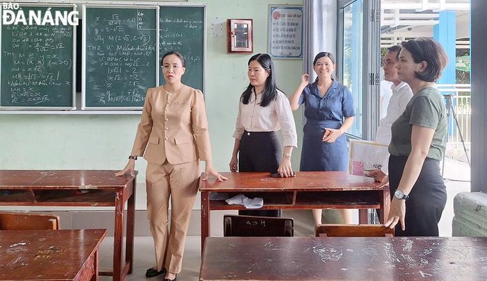Phó Chủ tịch UBND thành phố Nguyễn Thị Anh Thi (ngoài cùng, bên trái) kiểm tra tại điểm thi dành cho các thí sinh thi chương trình giáo dục phổ thông 2006 tại Trường THCS Nguyễn Thiện Thuật (Cẩm Lệ). Ảnh: THU HÀ.
