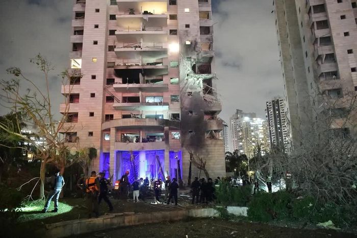 Tòa nhà bị hư hại sau cuộc tấn công tên lửa của Iran tại Petah Tikva, Israel. Ảnh: THX/TTXVN