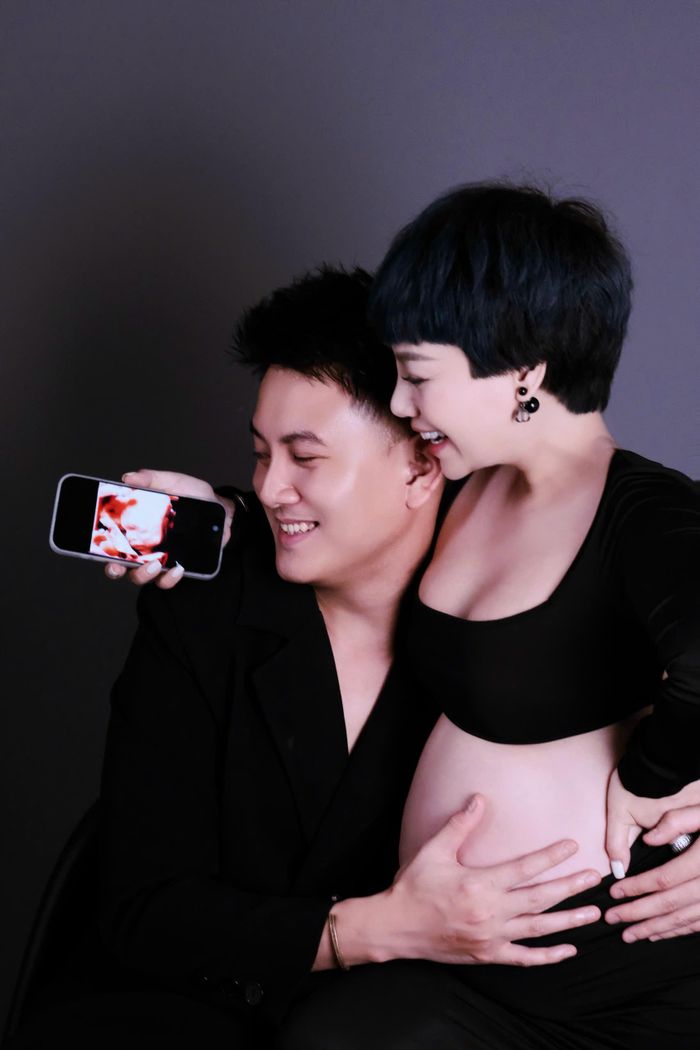 Nữ ca sĩ viên mãn bên ông xã Huy Ngô. Ảnh: NVCC