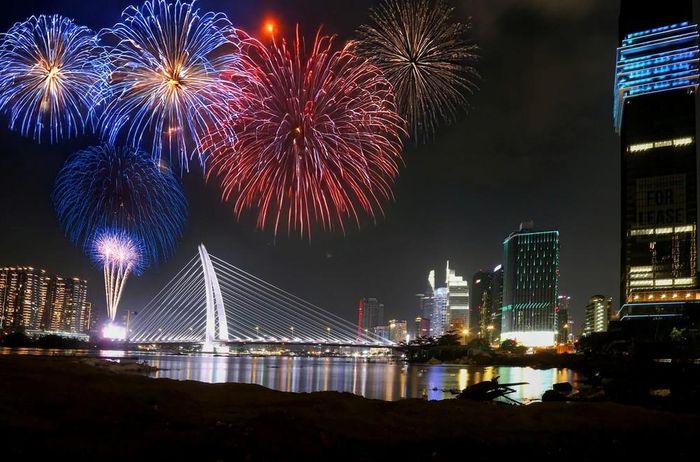 Bắn pháo hoa tại khu vực đường hầm sông Sài Gòn (phường Thủ Thiêm, thành phố Thủ Đức). Ảnh: TTXVN phát