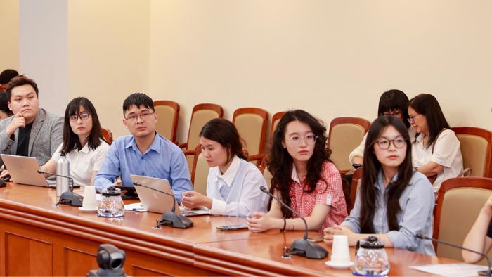  Tại tọa đàm, một số bạn trẻ cho biết, họ thích tiếp cận nội dung thông qua việc nghe và xem nhiều hơn là đọc. 