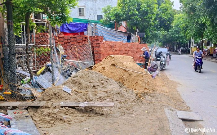 Toàn bộ vỉa hè đường Võ Thị Sáu, TP. Vinh thành điểm tập kết vật liệu xây dựng. Ảnh: Q.A