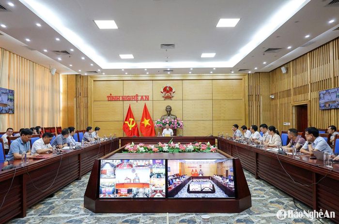 Đại diện các sở, ngành và địa phương theo dõi hội nghị từ điểm cầu Nghệ An. Ảnh: Nguyễn Hải