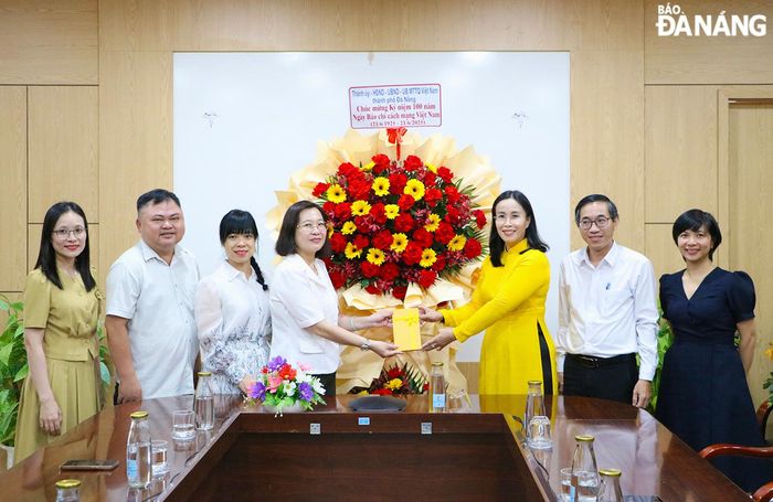 Phó Chủ tịch UBND thành phố Nguyễn Thị Anh Thi (thứ 3, từ phải qua) đến thăm Tổ Công tác thông tin báo chí thành phố. Ảnh: T.PHƯƠNG