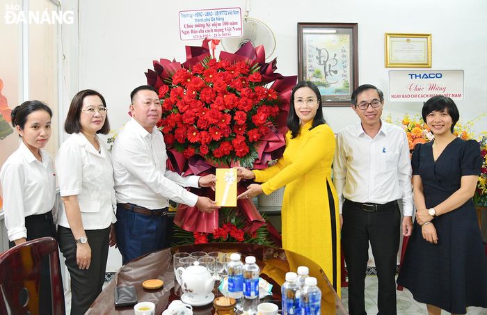 Phó Chủ tịch UBND thành phố Nguyễn Thị Anh Thi (thứ 3, từ phải qua) đến thăm Văn phòng đại diện Báo Người lao động tại Đà Nẵng. Ảnh: T.PHƯƠNG