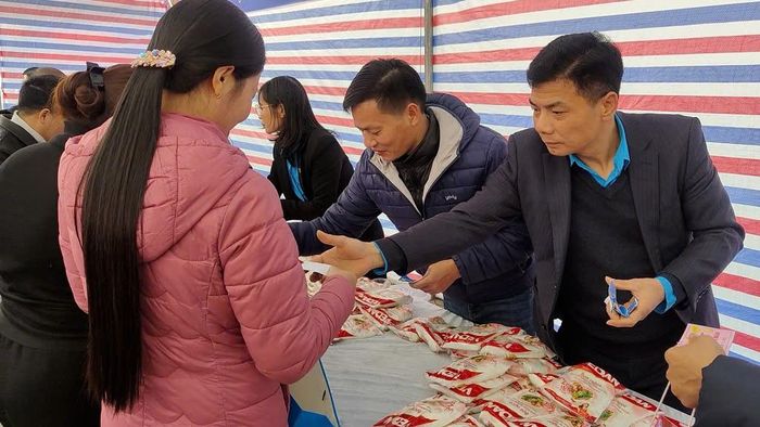 Công đoàn viên mua hàng tại “Chợ tết công đoàn”.