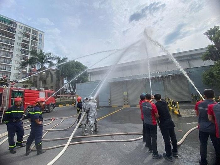Thực tập phương án chữa cháy tại Công ty TNHH nước giải khát Cocacola Việt Nam. Ảnh: Tô Quý