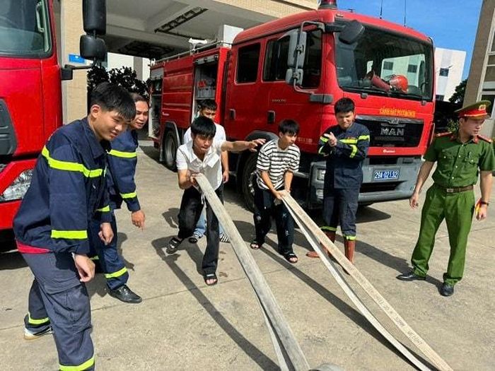 Học sinh được hướng dẫn về các phương tiện phòng cháy, chữa cháy. Ảnh: Tô Quý