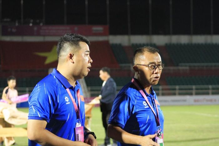HLV Okiyama Masahiko (phải) hướng mục tiêu cho đội tới vòng loại châu Á và World Cup U20 trong thời gian tới. Ảnh: Gia Huy