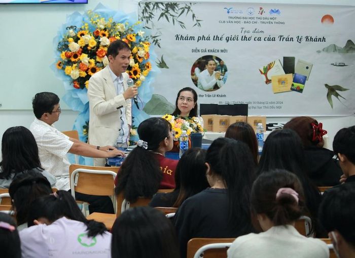 Buổi giao lưu của nhà thơ Trần Lê Khánh với sinh viên trường Đại học Thủ Dầu Một, tháng 12/2024