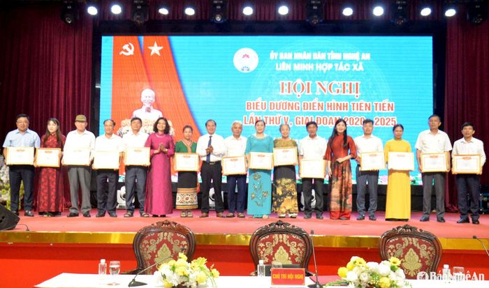 BCH Liên minh HTX tỉnh tặng Giấy khen cho 15 tập thể và 15 cá nhân có nhiều thành tích trong năm 2024. Ảnh: Xuân Hoàng