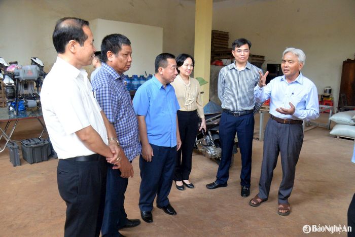 Lãnh đạo tỉnh và Liên minh HTX tỉnh kiểm tra tình hình hoạt động tại HTX Dịch vụ tổng hợp Thọ Thành (Yên Thành). Ảnh: Xuân Hoàng