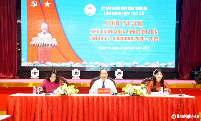 Các đồng chí chủ trì hội nghị. Ảnh: Xuân Hoàng