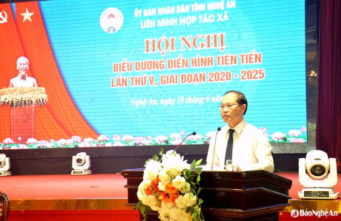 Đồng chí Nguyễn Bá Châu - Chủ tịch Liên minh HTX tỉnh khai mạc hội nghị. Ảnh: Xuân Hoàng