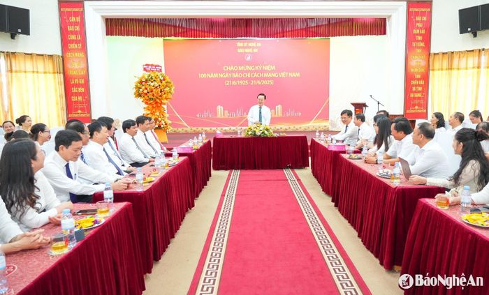 Đồng chí Nguyễn Đức Trung - Bí thư Tỉnh ủy cùng đoàn công tác đến thăm, chúc mừng Báo Nghệ An nhân dịp kỷ niệm 100 năm Ngày Báo chí cách mạng Việt Nam (21/6/1925 - 21/6/2025). Ảnh: Thành Cường