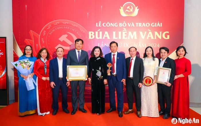 Đồng chí Nguyễn Thị Hồng Hoa - Ủy viên Ban Chấp hành Đảng bộ tỉnh, Trưởng ban Tuyên giáo Tỉnh ủy Nghệ An và lãnh đạo Báo Nghệ An, nhóm tác giả Báo Nghệ An đoạt giải chụp ảnh lưu niệm. Ảnh: Thành Cường