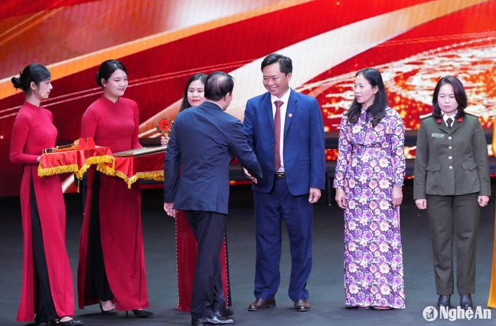 Nhà báo Ngô Đức Chuyên - Trưởng phòng Thời sự - Chính trị thay mặt nhóm tác giả Báo Nghệ An nhận giải chuyên đề xuất sắc Giải Búa liềm vàng 2024. Ảnh: Thành Cường