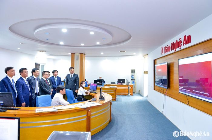 Đồng chí Lê Quốc Minh - Ủy viên BCH Trung ương Đảng, Tổng Biên tập Báo Nhân dân và các đồng chí trong Hội Nhà báo Việt Nam thăm Báo Nghệ An. Ảnh tư liệu: Thành Cường