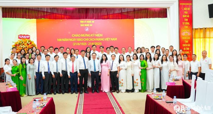 Đồng chí Nguyễn Đức Trung - Bí thư Tỉnh ủy cùng đoàn công tác chụp ảnh lưu niệm cùng cán bộ, phóng viên, biên tập viên, nhân viên Báo Nghệ An nhân dịp kỷ niệm 100 năm Ngày Báo chí cách mạng Việt Nam (21/6/1925 - 21/6/2025). Ảnh: Thành Cường