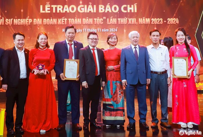 Các đồng chí: Đỗ Văn Chiến - Ủy viên Bộ Chính trị, Bí thư Trung ương Đảng, Chủ tịch Ủy ban Trung ương MTTQ Việt Nam; Lê Quốc Minh - Ủy viên Ban Chấp hành Trung ương Đảng, Tổng Biên tập Báo Nhân Dân, Phó trưởng Ban Tuyên giáo Trung ương, Chủ tịch Hội Nhà báo Việt Nam chúc mừng hai nhóm tác giả Báo Nghệ An đoạt giải B, C Giải báo chí “Vì sự nghiệp Đại đoàn kết toàn dân tộc” lần thứ XVI năm 2023-2024. Ảnh: An Quỳnh