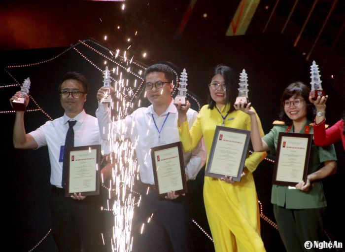 Nhà báo Nguyễn Tiến Hùng (thứ 2 bên trái sang) nhận giải C giải Báo chí Quốc gia năm 2023. Ảnh: Quang An