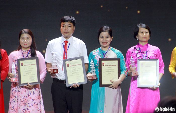 Nhà báo Trần Châu Lan (thứ 2 bên phải sang) đại diện nhóm tác giả Báo Nghệ An nhận giải C, giải Báo chí Quốc gia năm 2023. Ảnh: Quang An