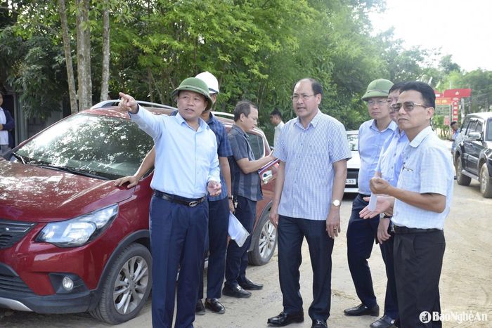 Đoàn kiểm tra tiểu dự án xây dựng, nâng cấp các tuyến đường nội thị Cửa Lò, thành phố Vinh. Ảnh: Thu Huyền