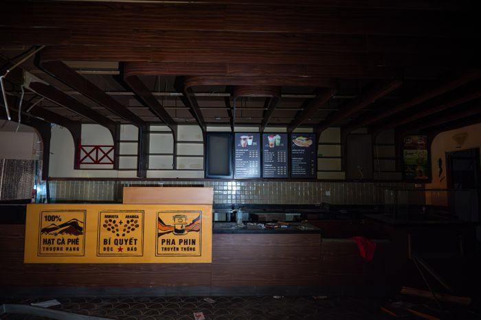  Ở bên trong tòa nhà, các cơ sở kinh doanh tại tòa nhà "Hàm cá mập" đã hoàn thành tháo dỡ cơ sở vật chất, trả mặt bằng đơn vị quản lý tòa nhà Transerco từ ngày 21 tới 24/4. Trước đây, tại các tầng 2,3,4,5 của tòa nhà là các nhà hàng và quán cà phê nổi tiếng, tầng 1 là cửa hàng thời trang. 