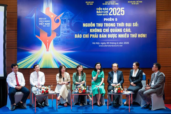 Phiên thảo luận Nguồn thu trong thời đại số: Không chỉ quảng cáo, báo chí phải bán được nhiều hơn thế diễn ra chiều 20/6. Ảnh: Việt Hà.