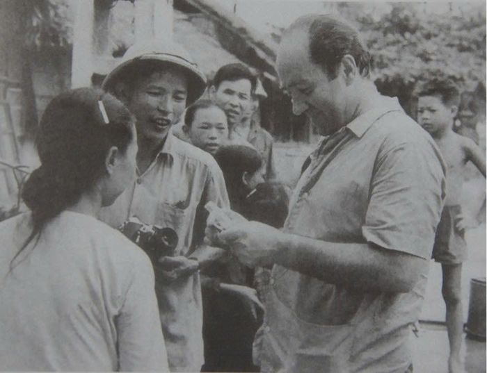 Phóng viên Việt Nam Thông tấn xã và phóng viên Hãng Thông tấn TASS (Liên Xô) tại Thanh Hóa (khoảng 1967). Ảnh tư liệu: TTXVN