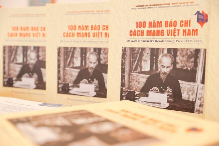 Sách ảnh “100 năm Báo chí Cách mạng Việt Nam (1925 - 2025)” vừa ra mắt. Ảnh: Minh Quyết - TTXVN