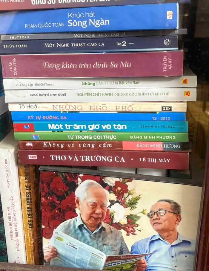 Tấm ảnh kỷ niệm, nhìn từ giá sách – ngõ 6, phố Đặng Văn Ngữ.