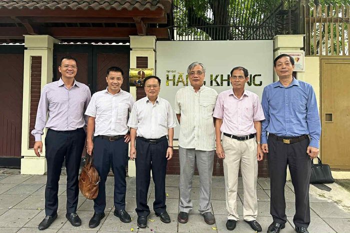 Các chuyên gia chụp ảnh lưu niệm với Ban biên tập tạp chí.