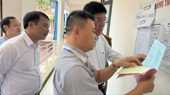 Đoàn kiểm tra số 3 của Bộ GD&ĐT thị sát công tác chuẩn bị thi tốt nghiệp THPT năm 2025 tại Bắc Giang Ảnh: NGHIÊM HUÊ