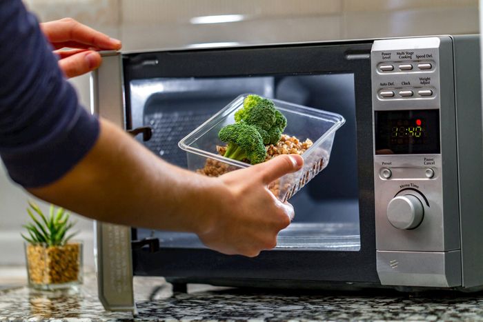 Không nên nấu thức ăn bằng hộp nhựa trong lò vi sóng vì các hợp chất hóa học từ nhựa có thể thẩm thấu vào thực phẩm khi bị đun nóng, tiềm ẩn nguy cơ gây hại cho sức khỏe. Ảnh: Internet