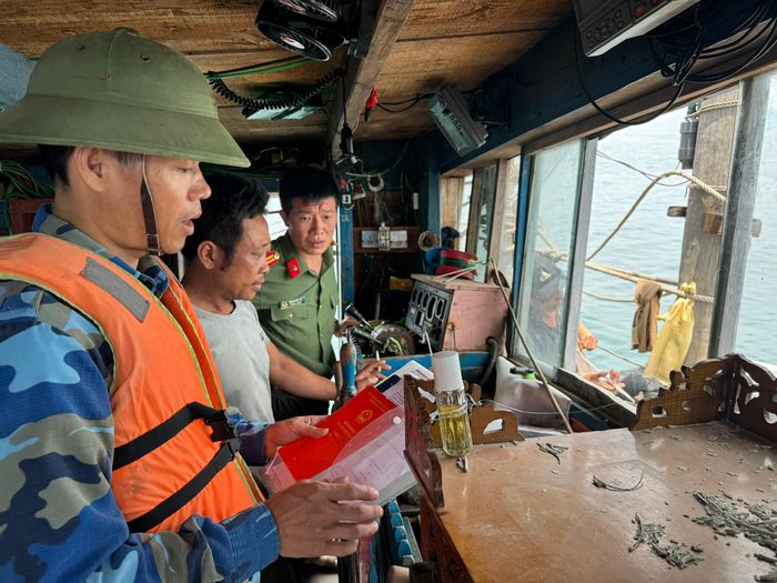 Đoàn liên ngành tỉnh Nghệ An kiểm tra giấy tờ đánh bắt trên tàu cá. Ảnh: Nguyễn Hải
