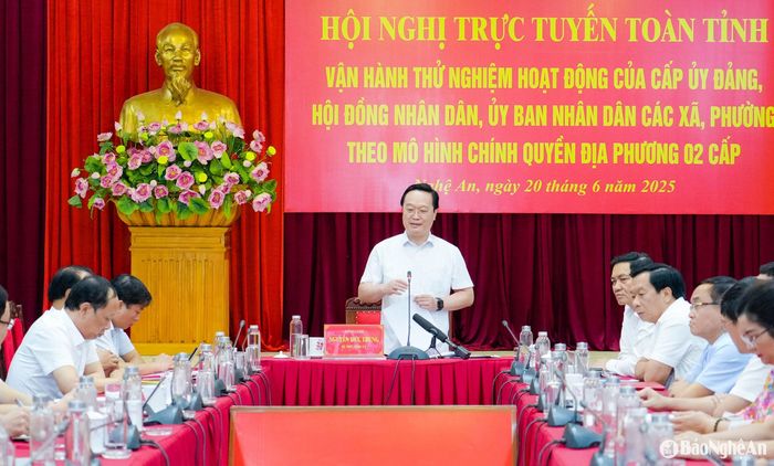 Bí thư Tỉnh ủy yêu cầu chuyển đổi trạng thái trong việc phục vụ người dân, doanh nghiệp từ nhiều cấp, đa tầng nấc, thụ động, máy móc sang trạng thái chủ động, kiến tạo và phục vụ người dân, doanh nghiệp tốt hơn. Ảnh: Phạm Bằng