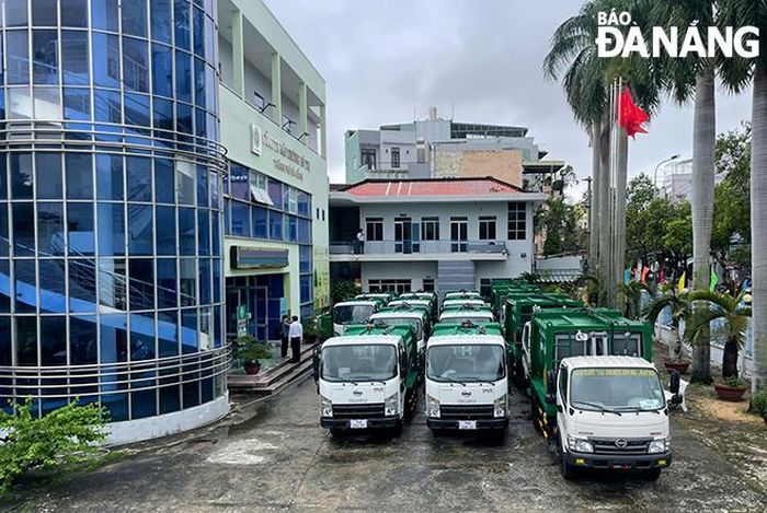 Trong nhiệm kỳ qua, Công ty CP Môi trường đô thị Đà Nẵng đầu tư mua sắm mới hơn 30 phương tiện cơ giới, giúp nâng cao chất lượng vệ sinh môi trường đô thị. Ảnh: HOÀNG HIỆP