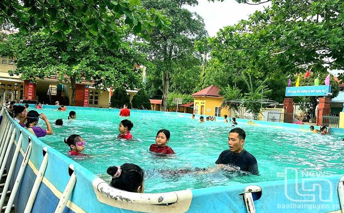 Bể bơi di động được lắp đặt tại Trường Tiểu học Hợp Tiến (Đồng Hỷ), tạo điều kiện cho thiếu niên địa phương học bơi.