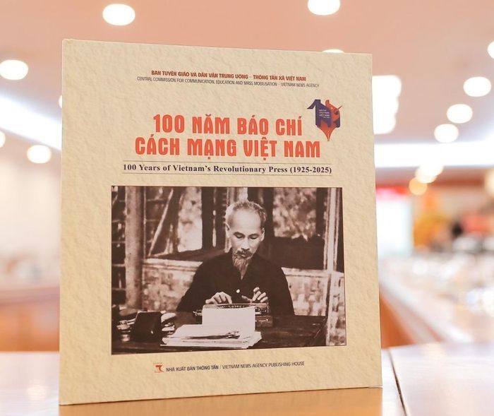 Sách ảnh “100 năm Báo chí Cách mạng Việt Nam (1925 - 2025)” Ảnh: Minh Quyết - TTXVN